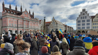 Foto einer Solidaritätsdemo für die Ukraine auf dem Rostocker Neuen Markt