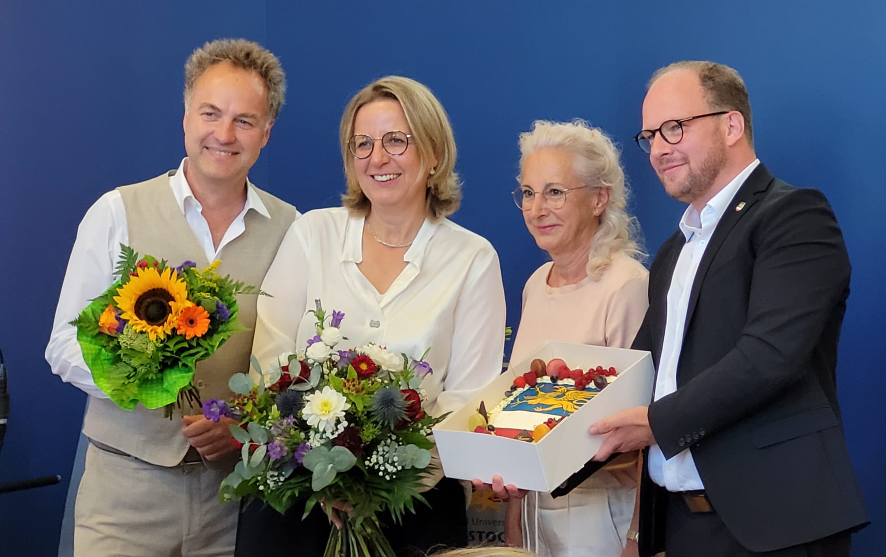 Ute Fischer-Gäde nach der Wahl zur Senatorin für Bau-, Umwelt und Infrastruktur, zusammen mit ihrem Vorgänger Holger Matthäus, der Bürgerschaftspräsidentin Regine Lück und dem Sozialsenator Steffen Bockhahn.