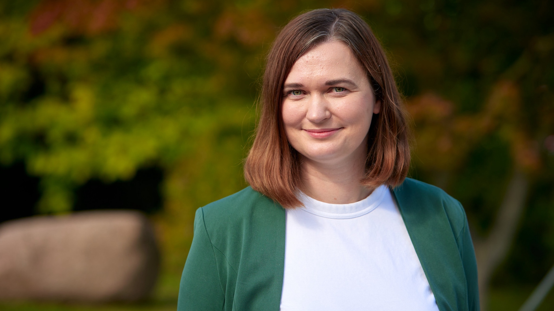 Claudia Müller vor Herbstbäumen