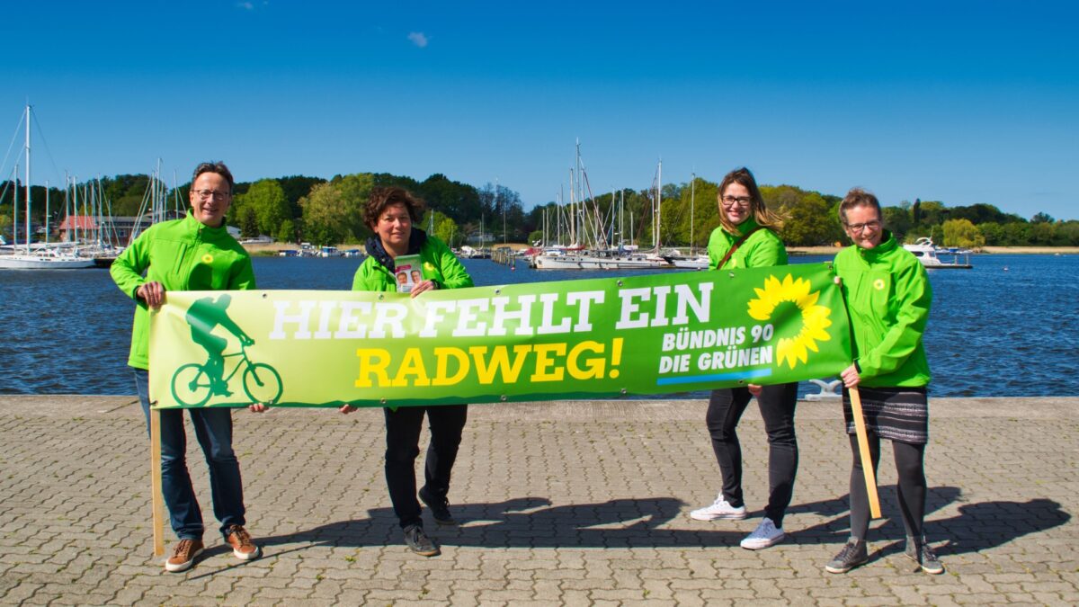 Ein paar Vertreter unseres Kreisverbands demonstrieren im Stadthafen für den Bau der Warnowbrücke nach Gehlsdorf und Dierkow.
