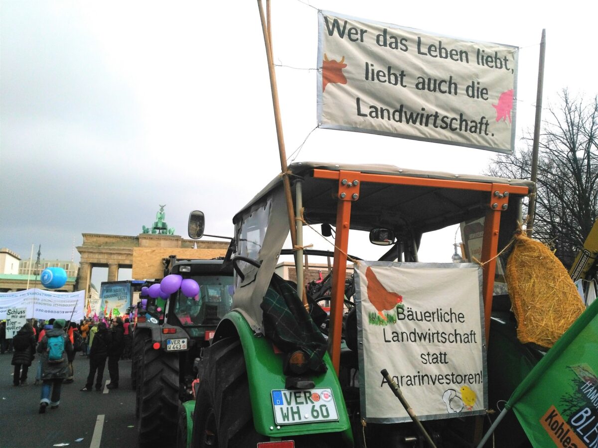 Ein paar Traktoren fahren im Konvoi in Richtung des Brandenburger Tores in Berlin