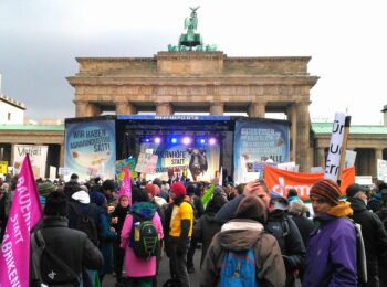 Blick auf die Redner-Tribüne bei der Demo "Wir haben es satt" in Berlin.