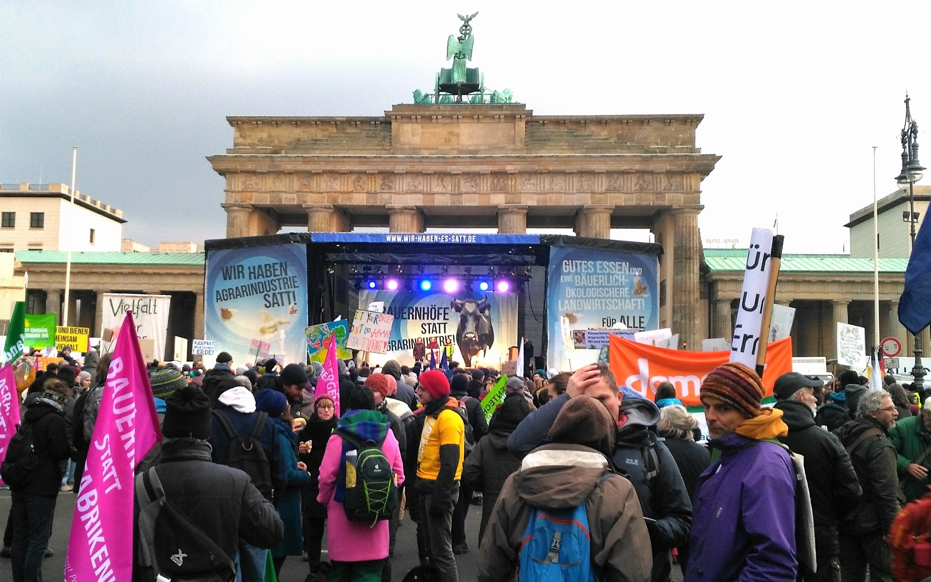 Blick auf die Redner-Tribüne bei der Demo "Wir haben es satt" in Berlin.