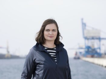 Proträt Claudia Müllers vor Hafenanlagen