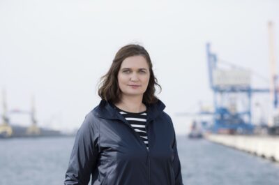 Proträt Claudia Müllers vor Hafenanlagen