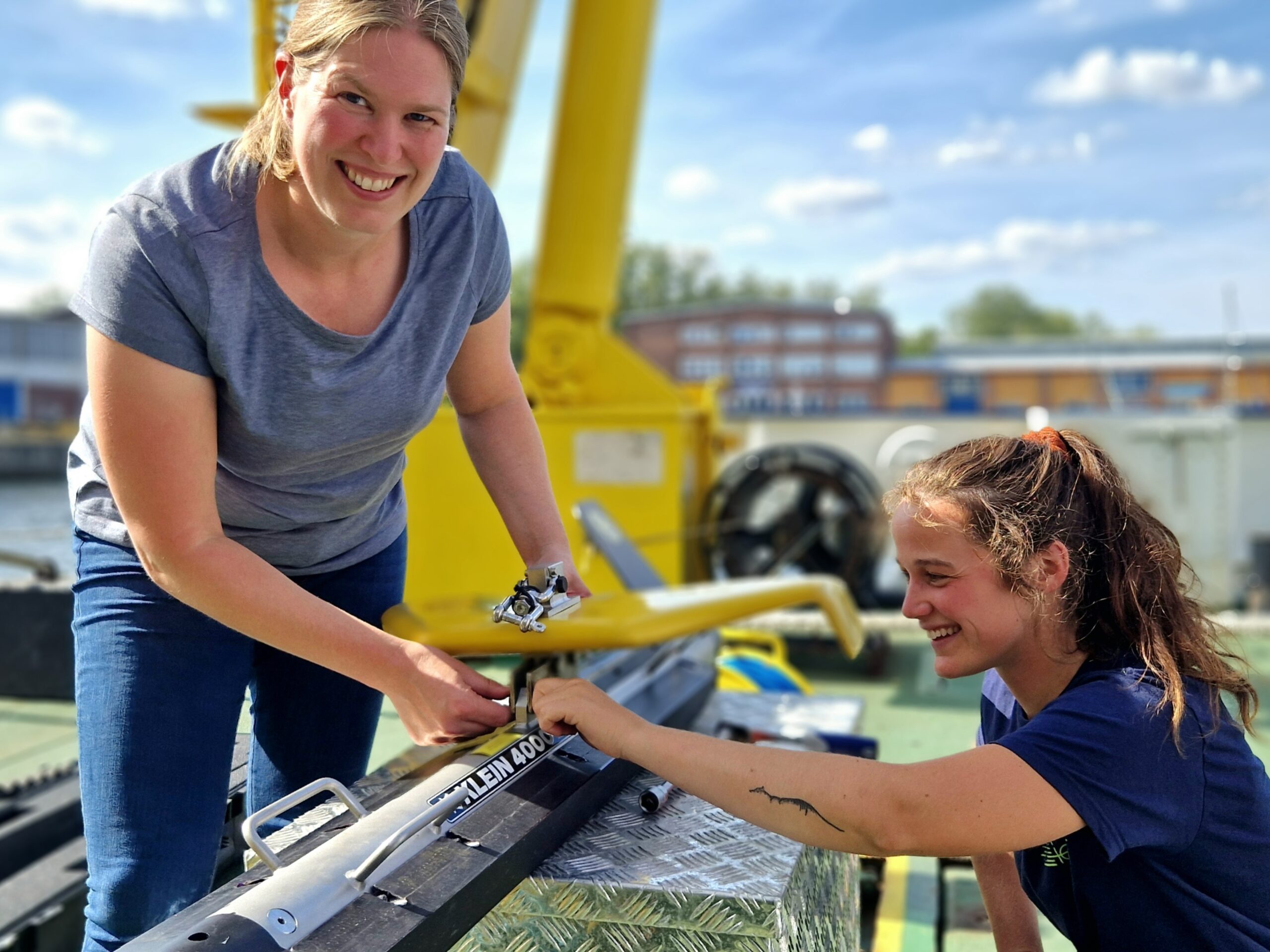 Zwei Forscherinnen des Ocean Technology Campus (OTC) bereiten ein Experiment vor.