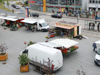 Blick auf den Wochenmarkt auf dem Markt arkt Reutershagen