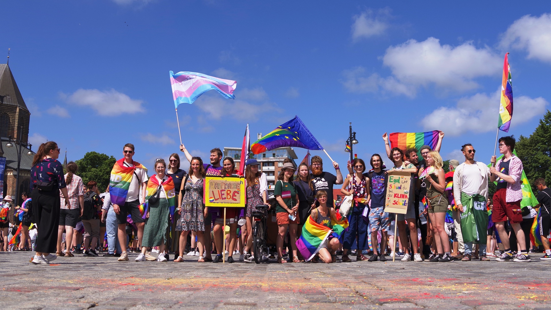 Teilnehmende des CSD auf dem Neuen Markt in Rostock