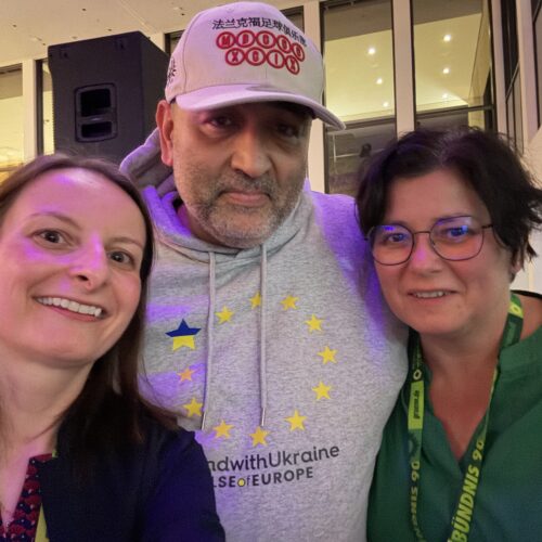 Selfie von Carli und Anja zusammen mit Omid Noripour