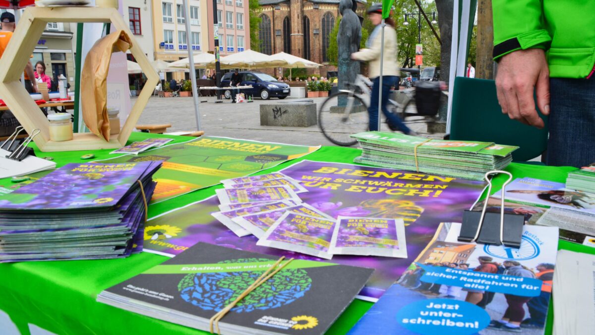 Flyer und anderes Infomaterial auf einem Infostand