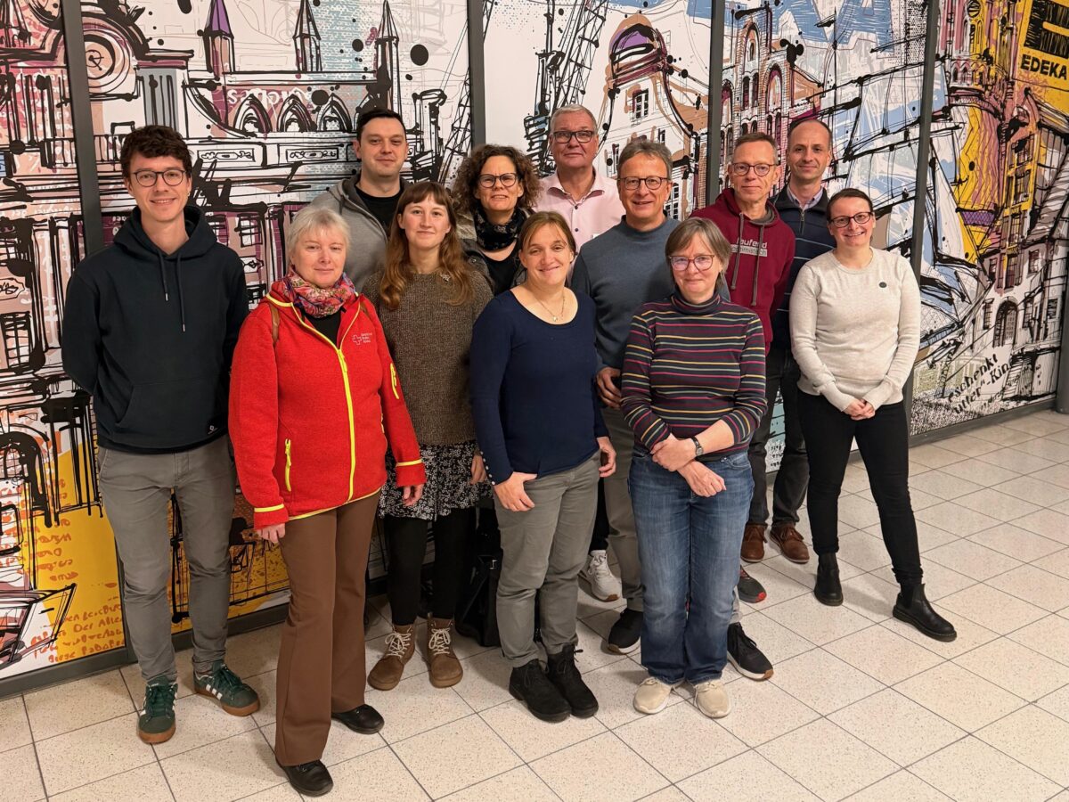 Teilnehmende der GRÜNtour in den Warnow Park zusammen mit Center Manager Frank Middendorf.