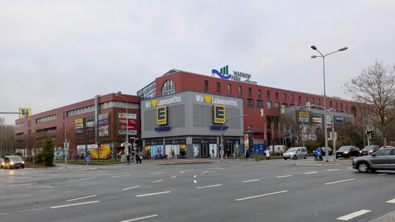 Gemeinsam für lebendige Nachbarschaft: Grüntour im Warnow Park zeigt, wie Handel und Soziales Hand in Hand gehen